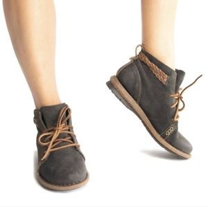 Born Leather Suede Distressed Ankle Boots. These fit like a size 8.